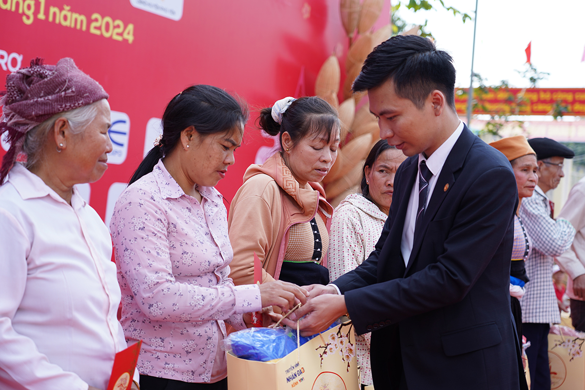 Ông Phạm Mạnh Hùng - Giám đốc HDBank Phù Yên tặng quà Tết cho bà con có hoàn cảnh khó khăn